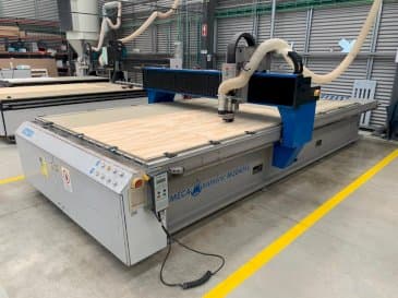 A MECANUMERIC M2040  gép elölnézete