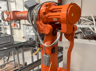 A ABB IRB 2400 M2004  gép elölnézete