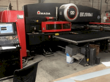 A AMADA EM2510NT gép elölnézete