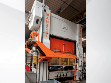A RAVNE PRESSES Manzoni 315  gép elölnézete