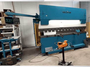 A ADIRA QIH-11030 DNC CR  gép elölnézete