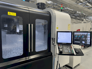 A Hurco VMX42HSRTi  gép elölnézete