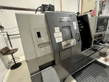 A Hyundai Kia SKT 28 LM  gép elölnézete