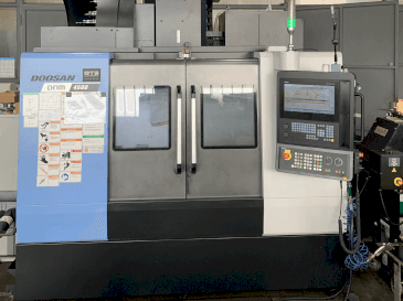 A DOOSAN DNM 4500  gép elölnézete