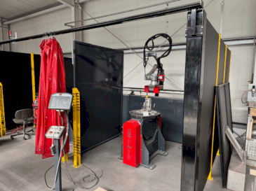 A FRONIUS UR10 Roboter e-Series  gép elölnézete