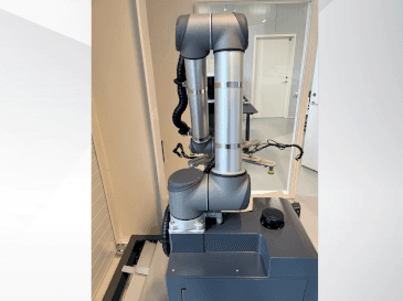 A Universal Robots UR10  gép elölnézete