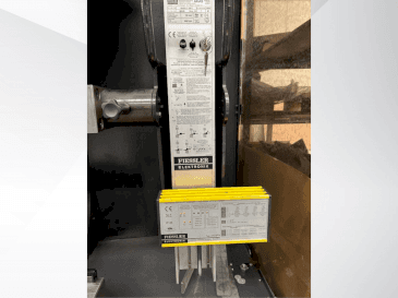 A AMADA HFE 130-3  gép elölnézete
