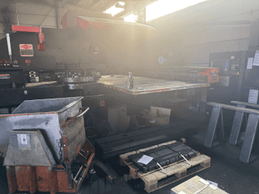 A AMADA PEGA 306072 2000MM  gép elölnézete