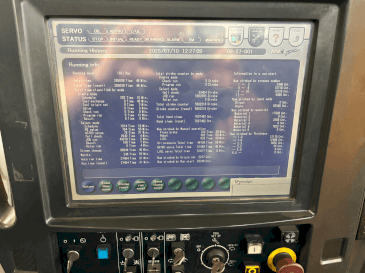 A AMADA Astro 100 NT  gép elölnézete