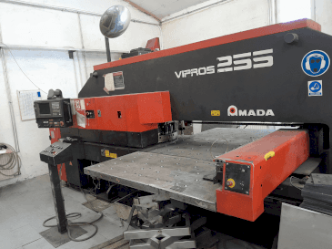 A AMADA Vipros 255  gép elölnézete