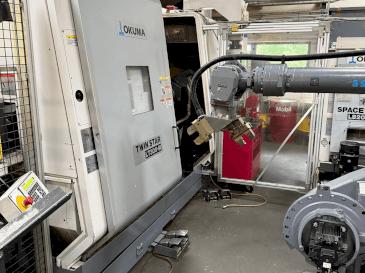 A Okuma Twinstar LT300-M  gép elölnézete