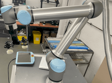 A Universal Robots UR10  gép elölnézete