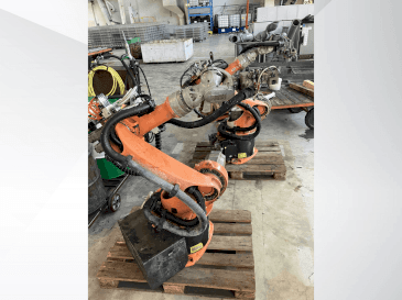A KUKA KR16  gép elölnézete