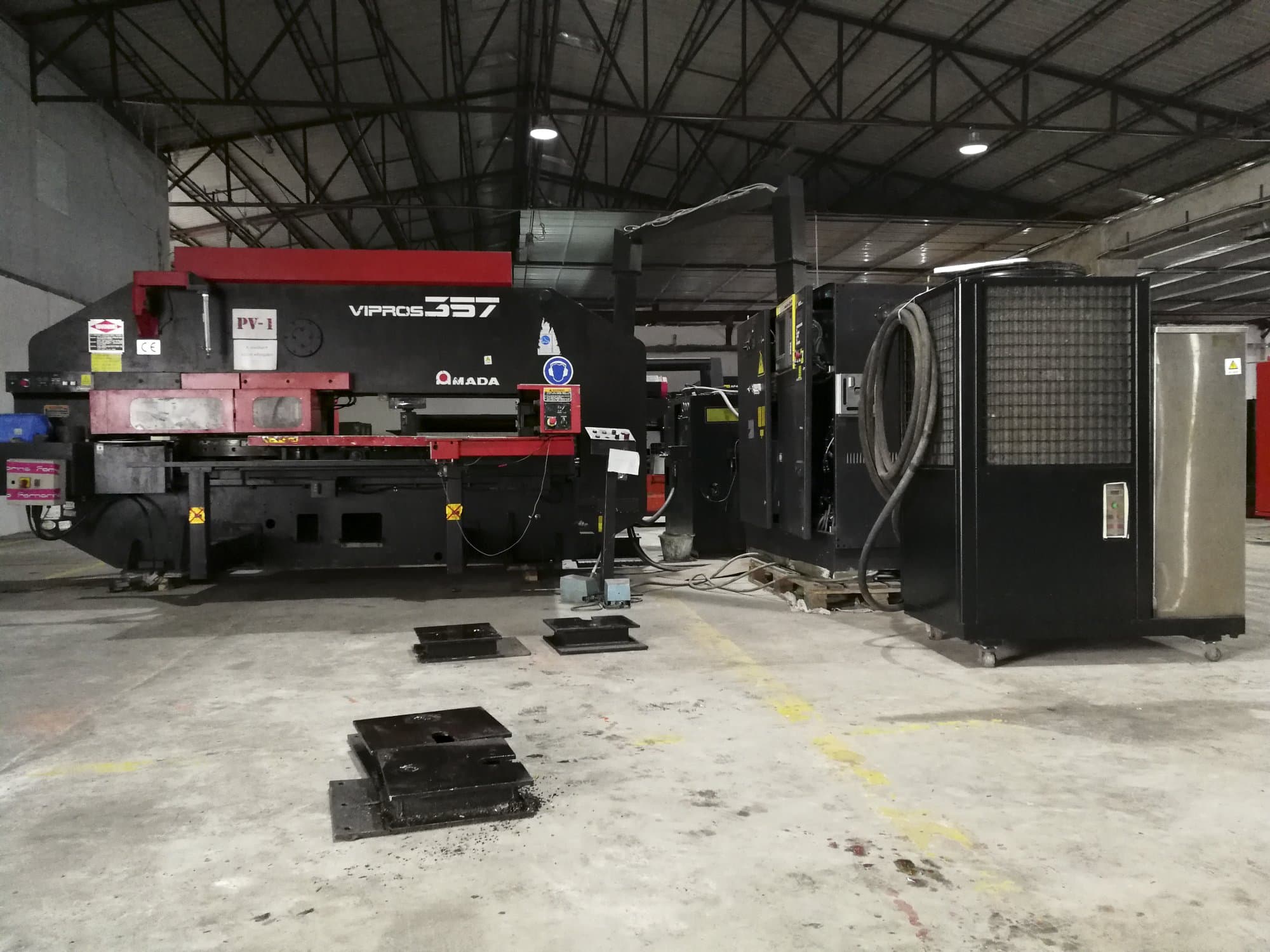 A AMADA Vipros 357  gép elölnézete
