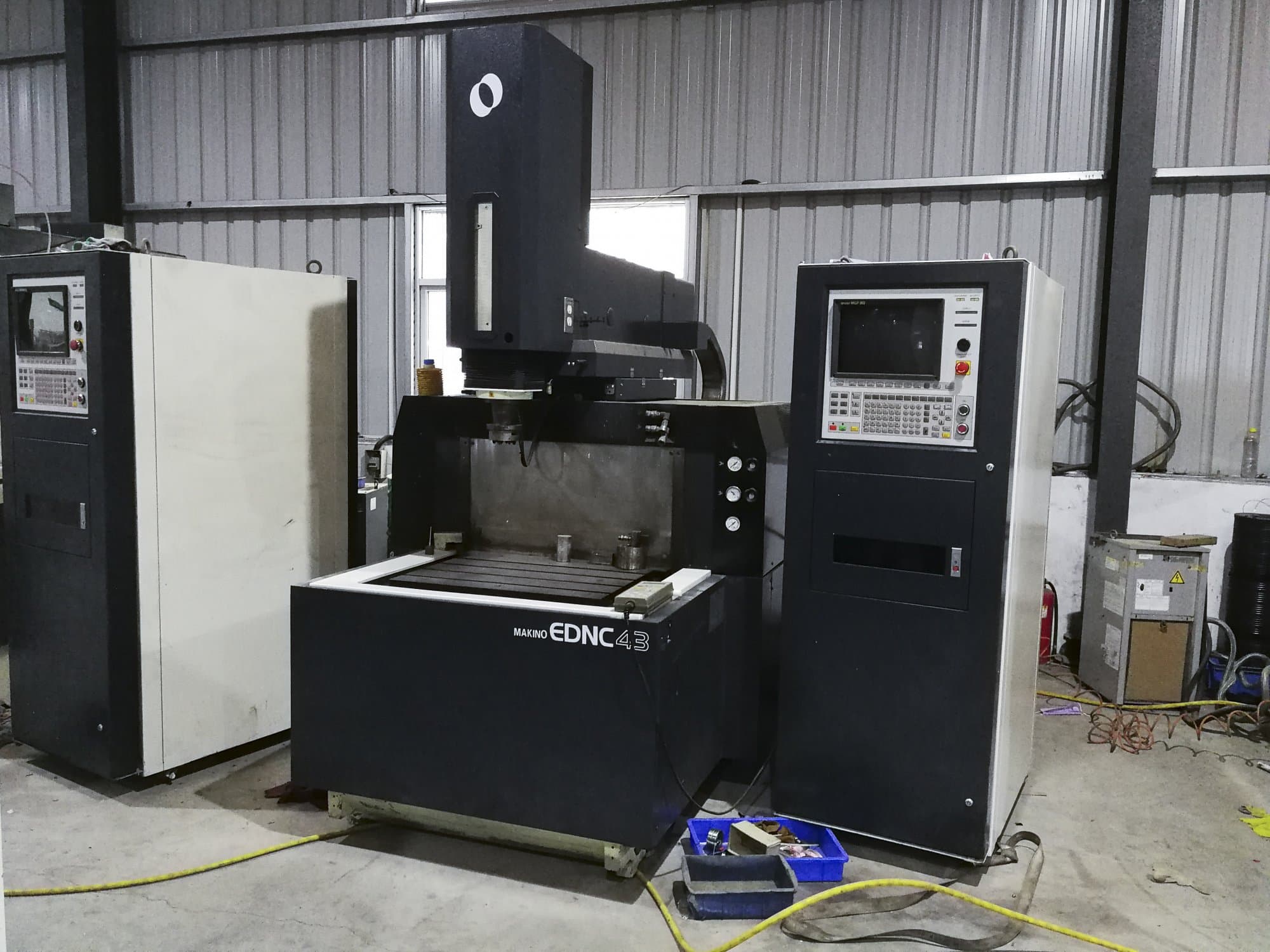 A Makino EDNC43  gép elölnézete