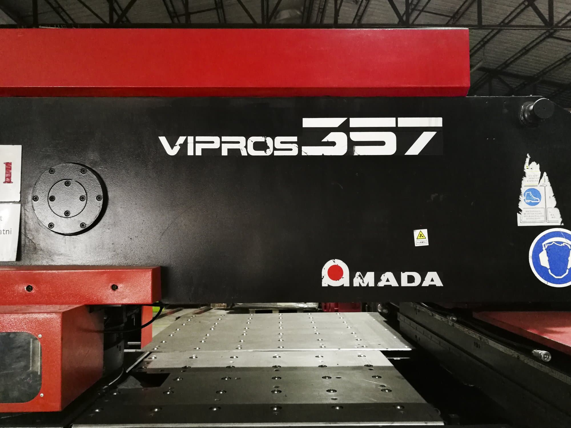 A AMADA Vipros 357  gép elölnézete
