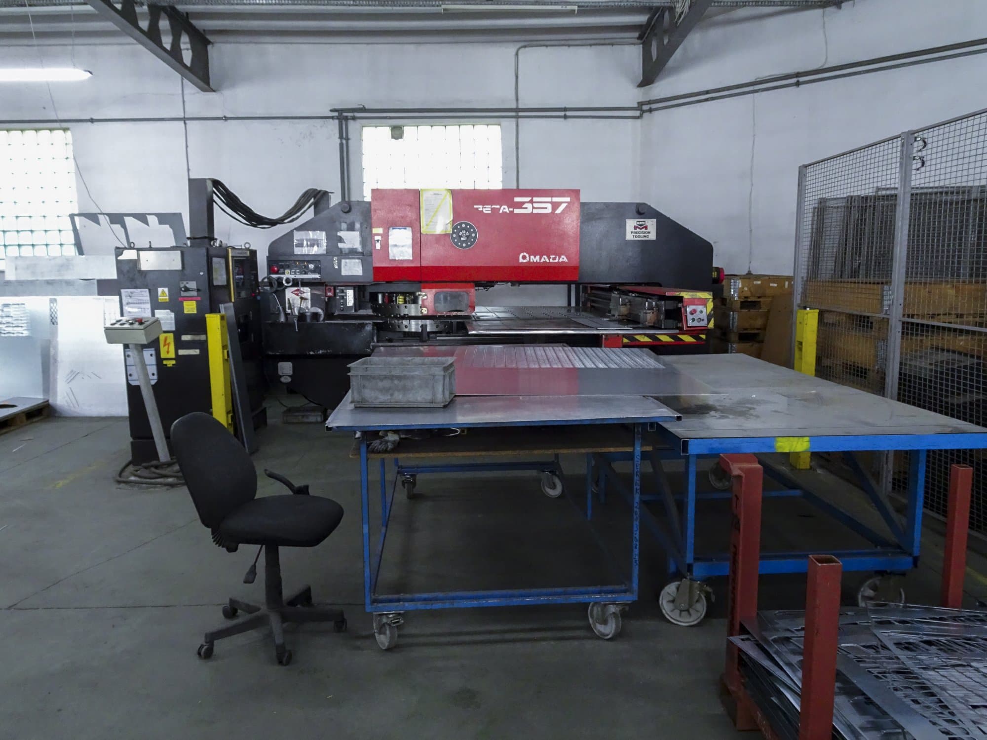 A AMADA PEGA 357  gép elölnézete