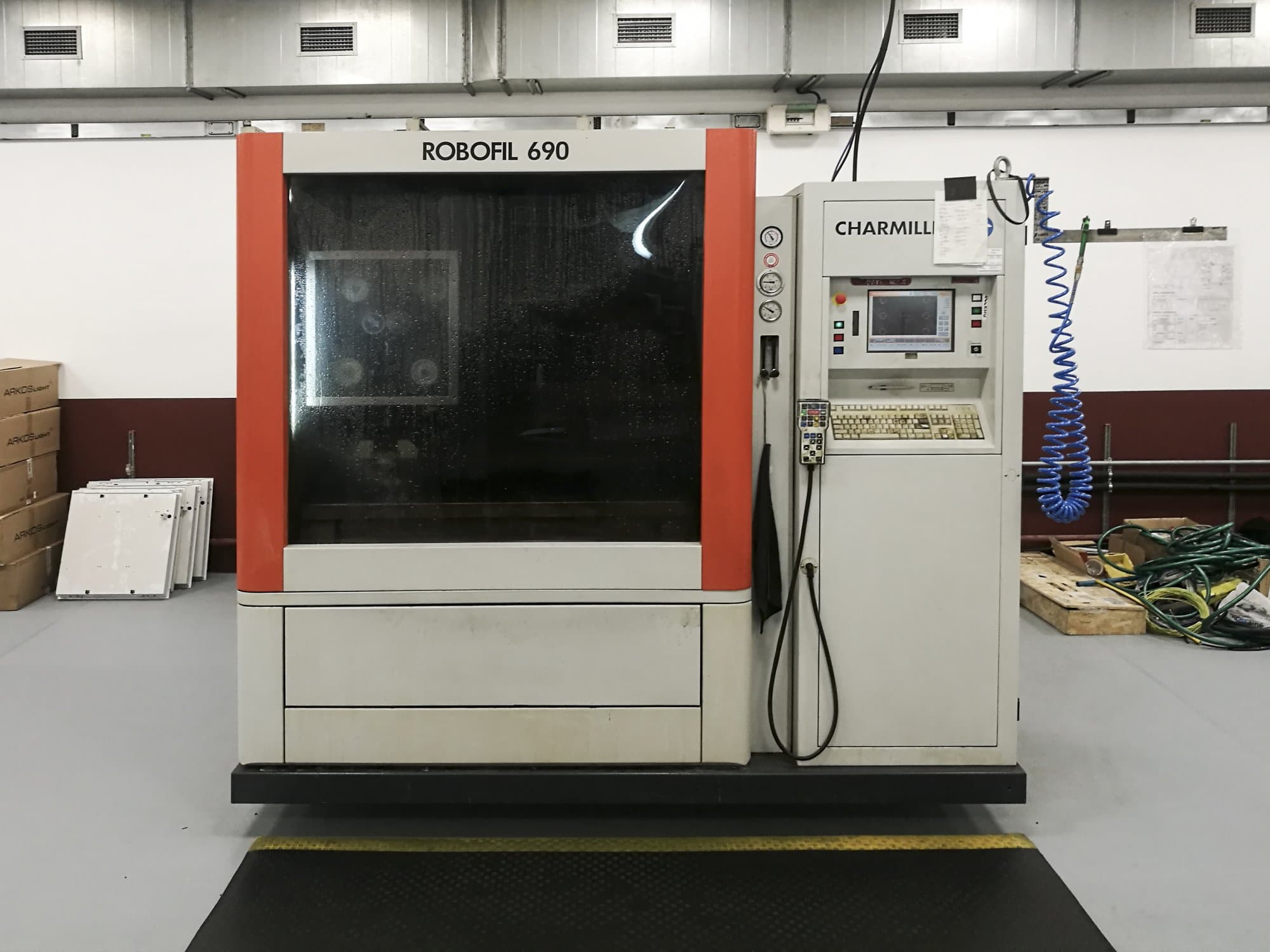 A CHARMILLES ROBOFIL 690  gép elölnézete