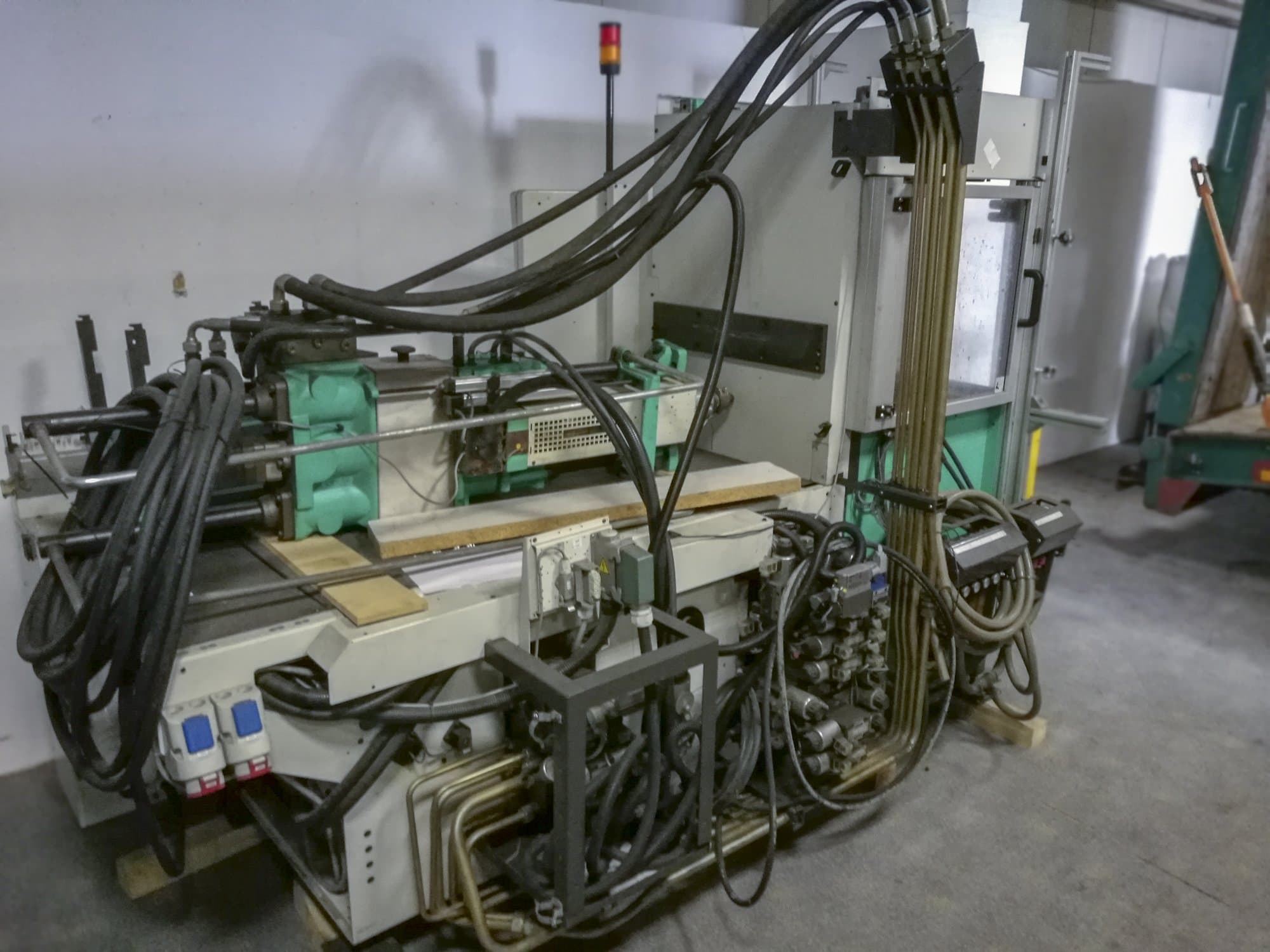 A Arburg 420C 800-250  gép elölnézete