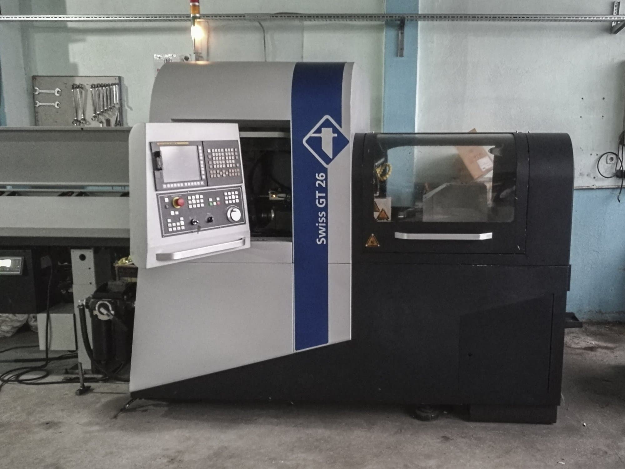 A Tornos SWISS GT 26  gép elölnézete