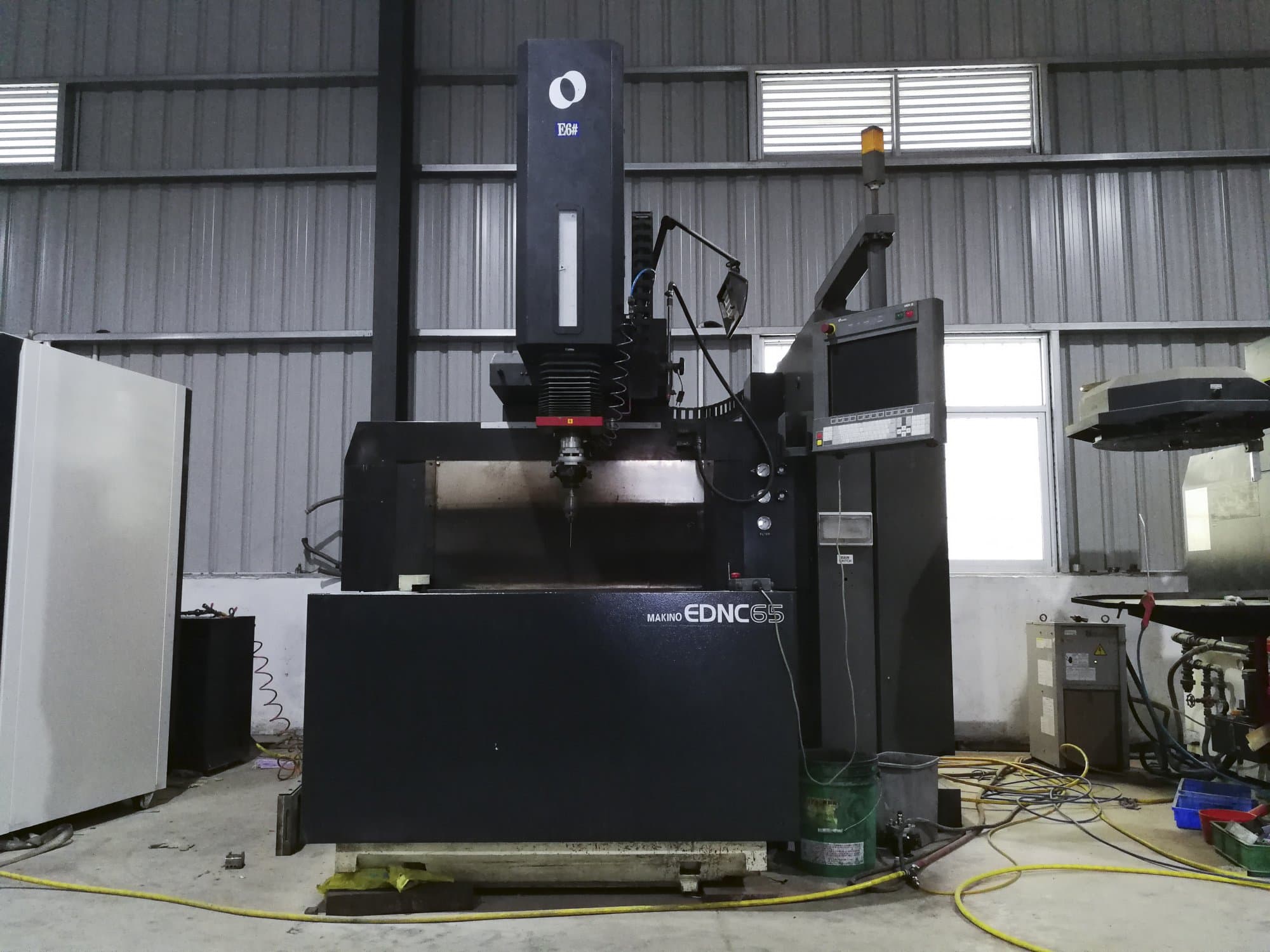 A Makino EDNC65  gép elölnézete