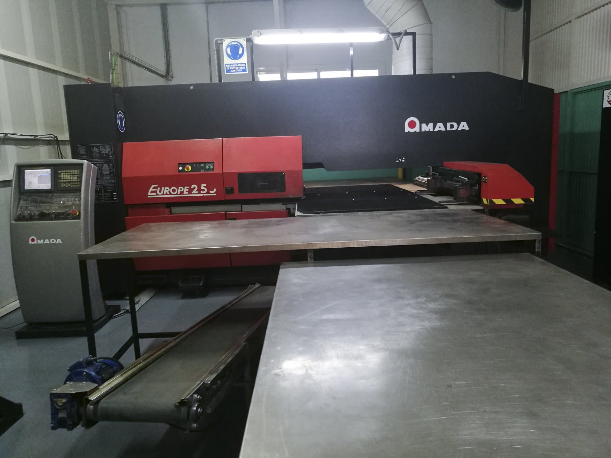 A AMADA EUROPE 255  gép elölnézete