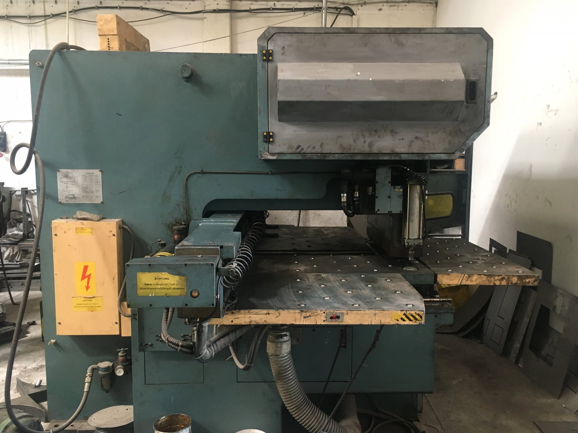 A AMADA OCTO-334  gép elölnézete