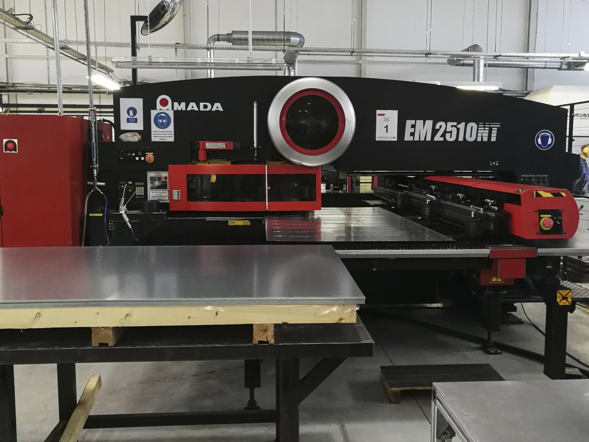 A AMADA EM2510NT gép elölnézete