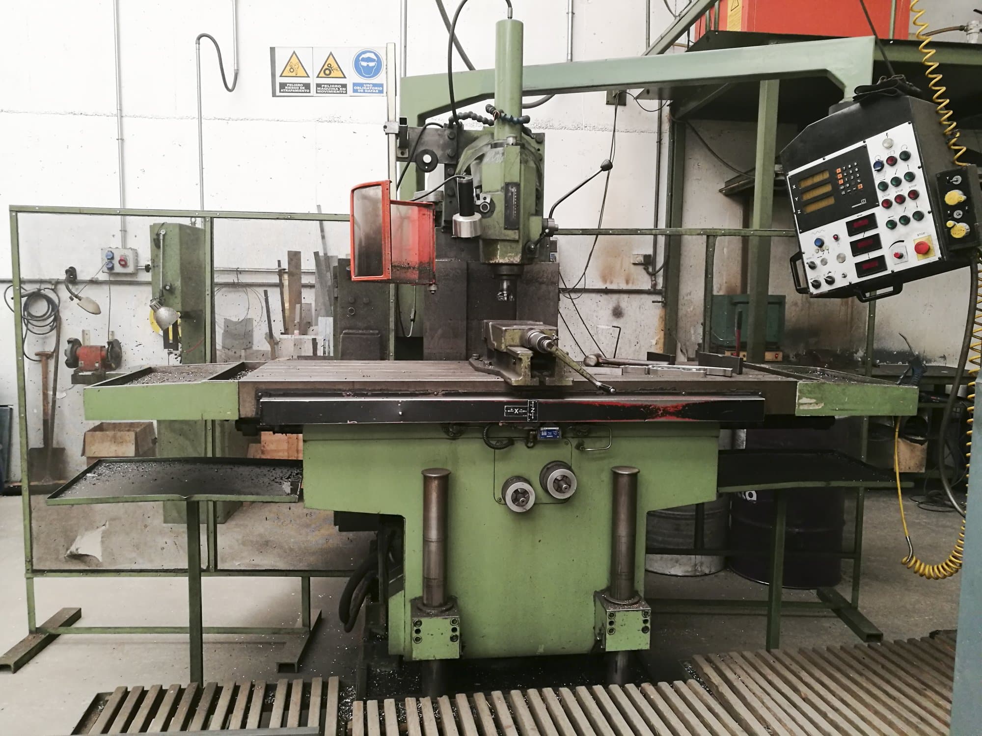 A CME F4 CMC  gép elölnézete