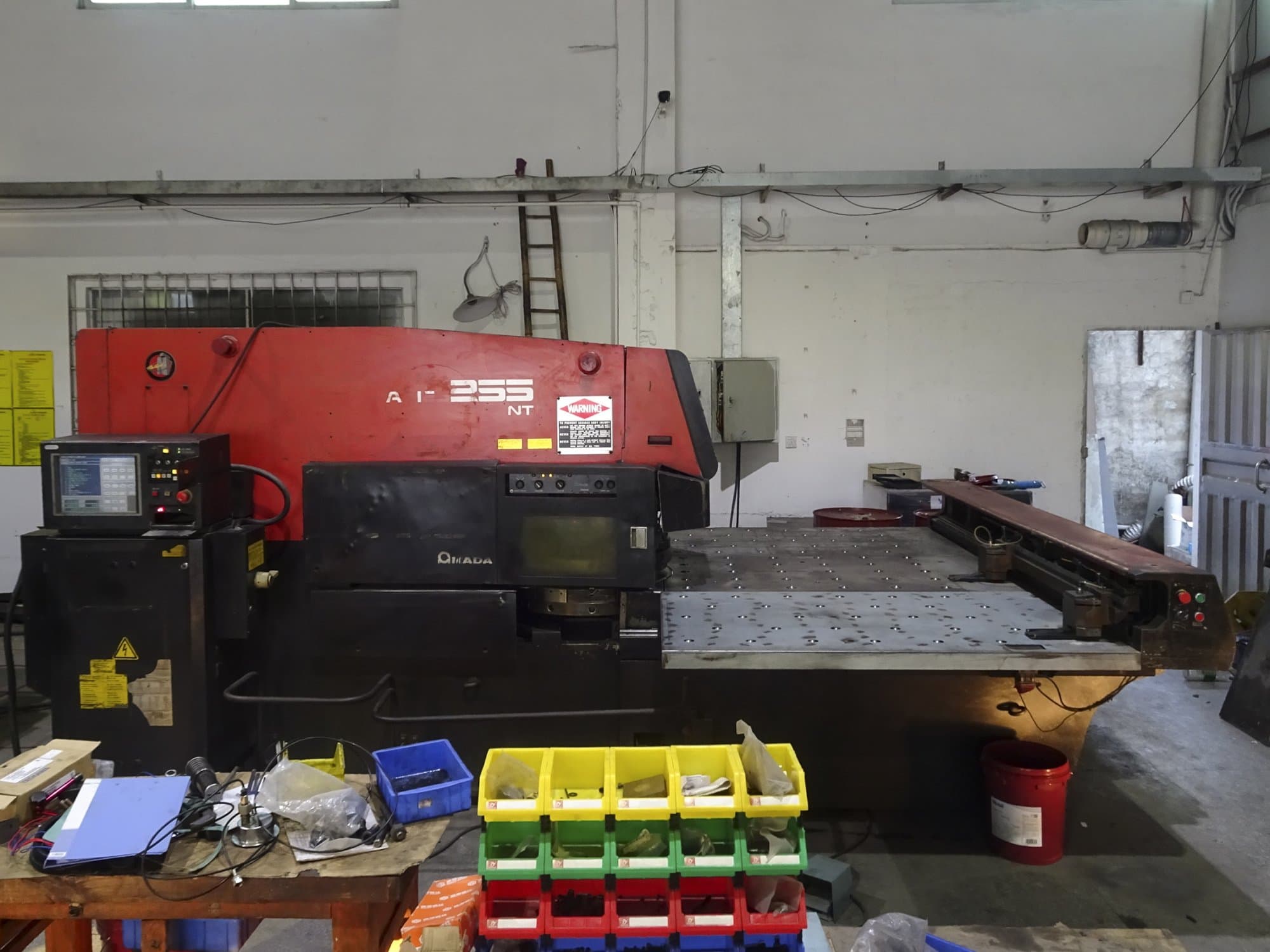 A AMADA ARIES 255NT  gép elölnézete