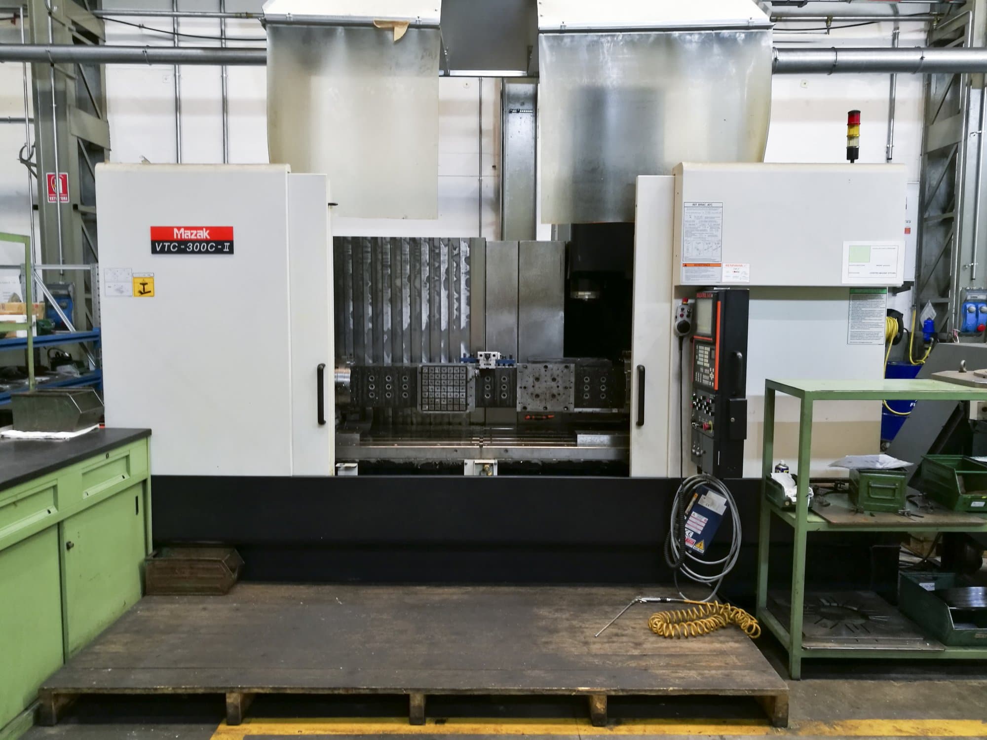 A Mazak VTC-300C  gép elölnézete