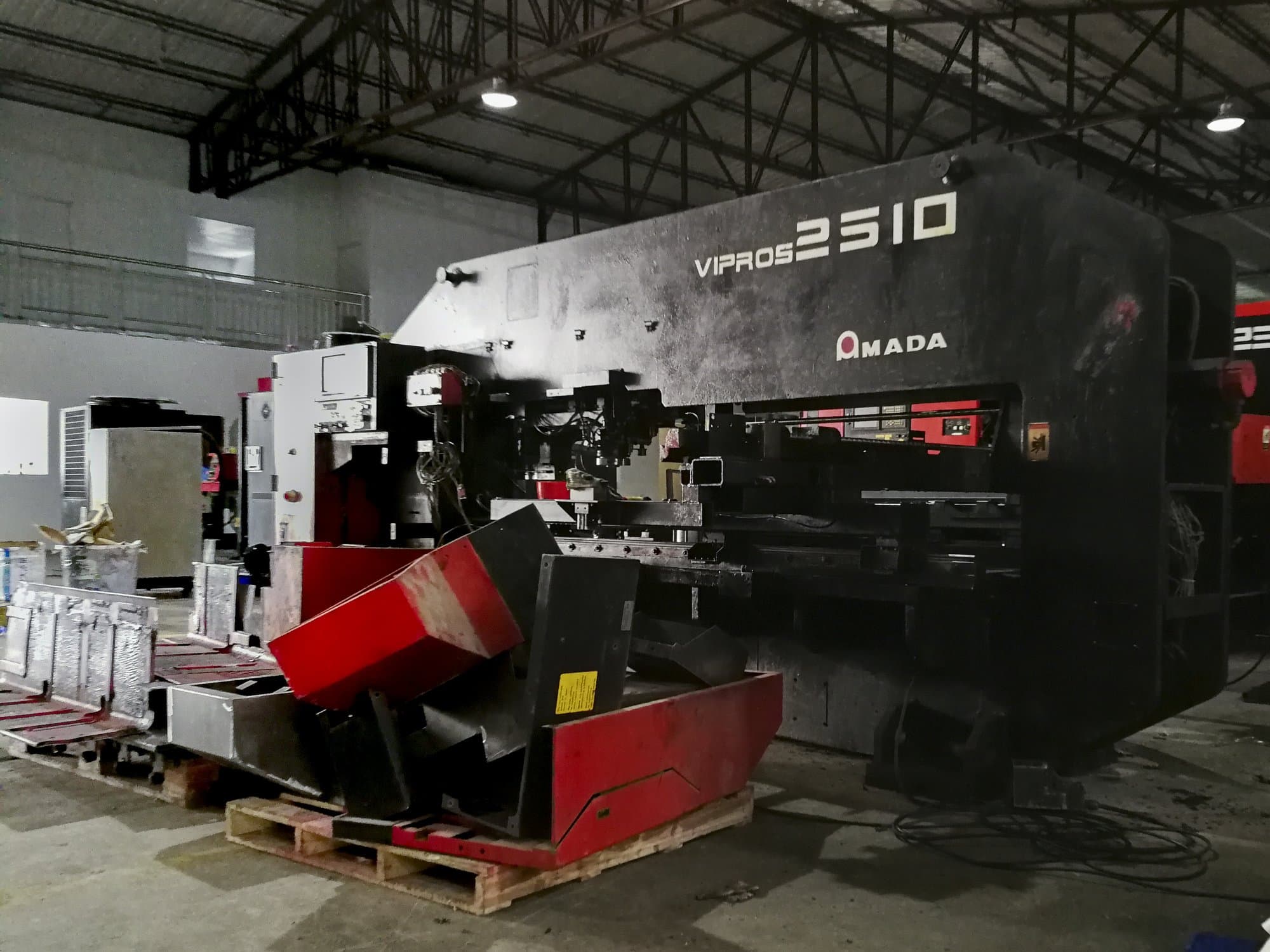 A AMADA Vipros 2510  gép jobb nézete