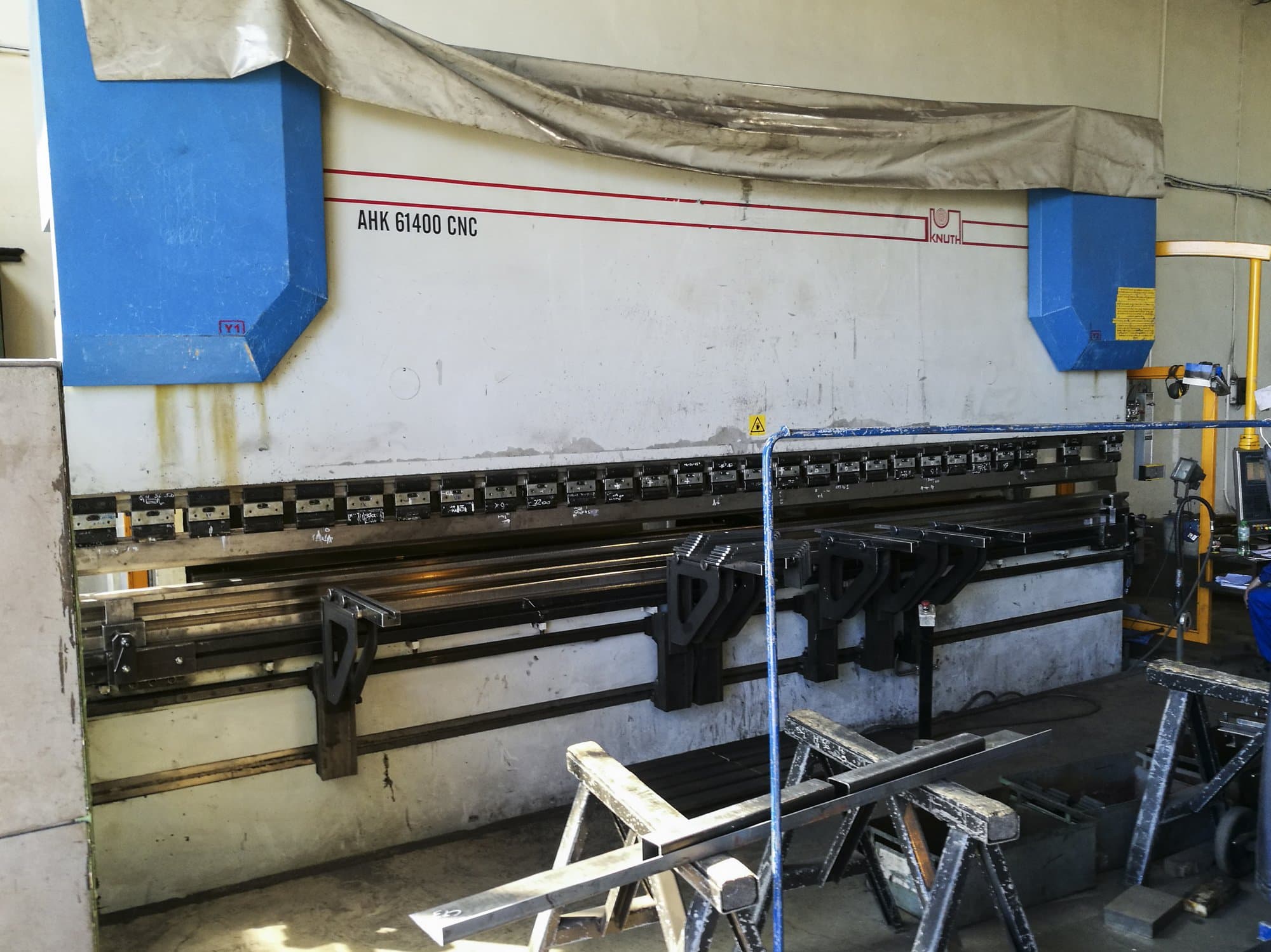 A KNUTH AHK 61400 CNC  gép bal oldali nézete