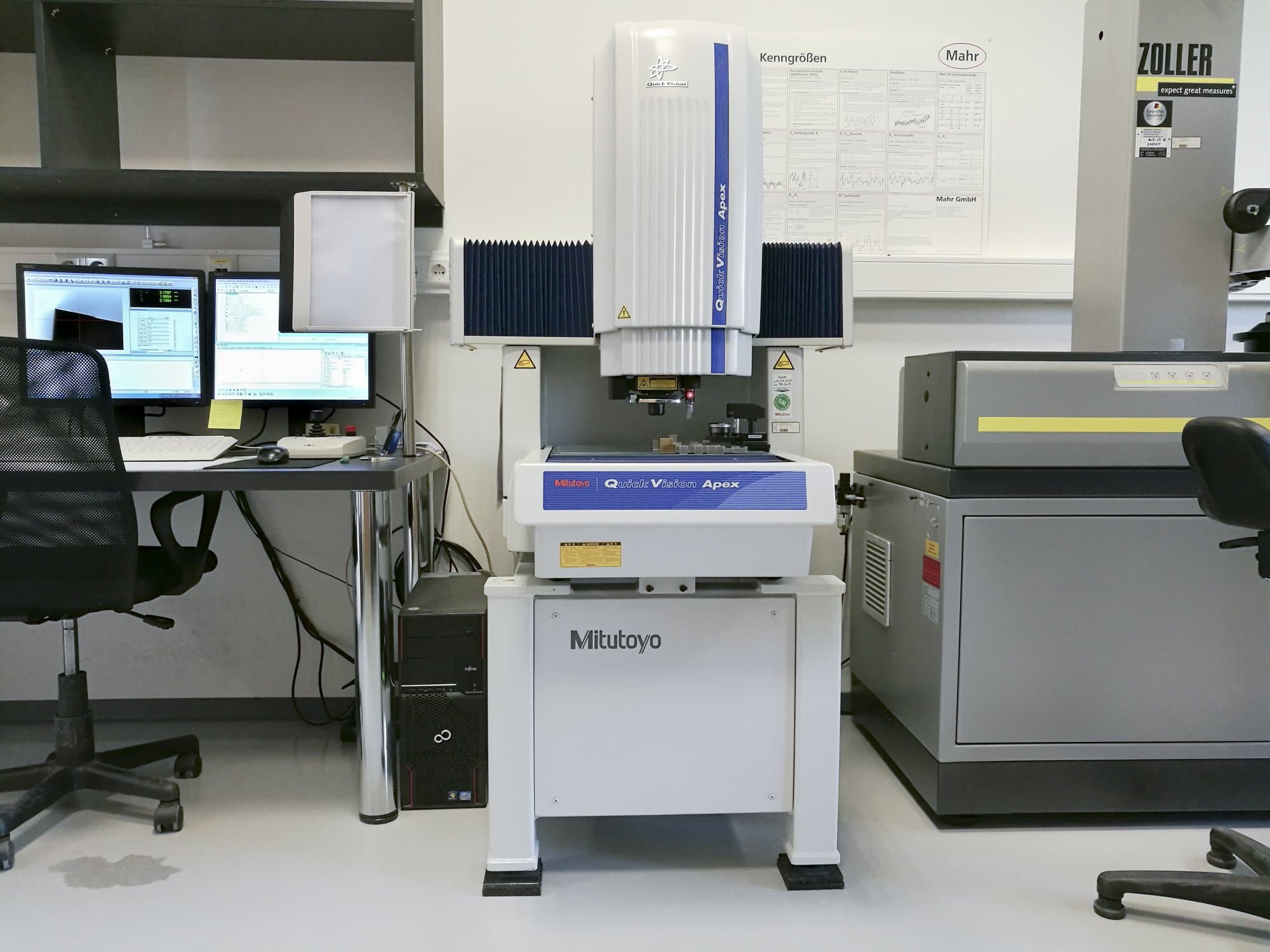 A Mitutoyo QVT1-X302PIL-C  gép elölnézete