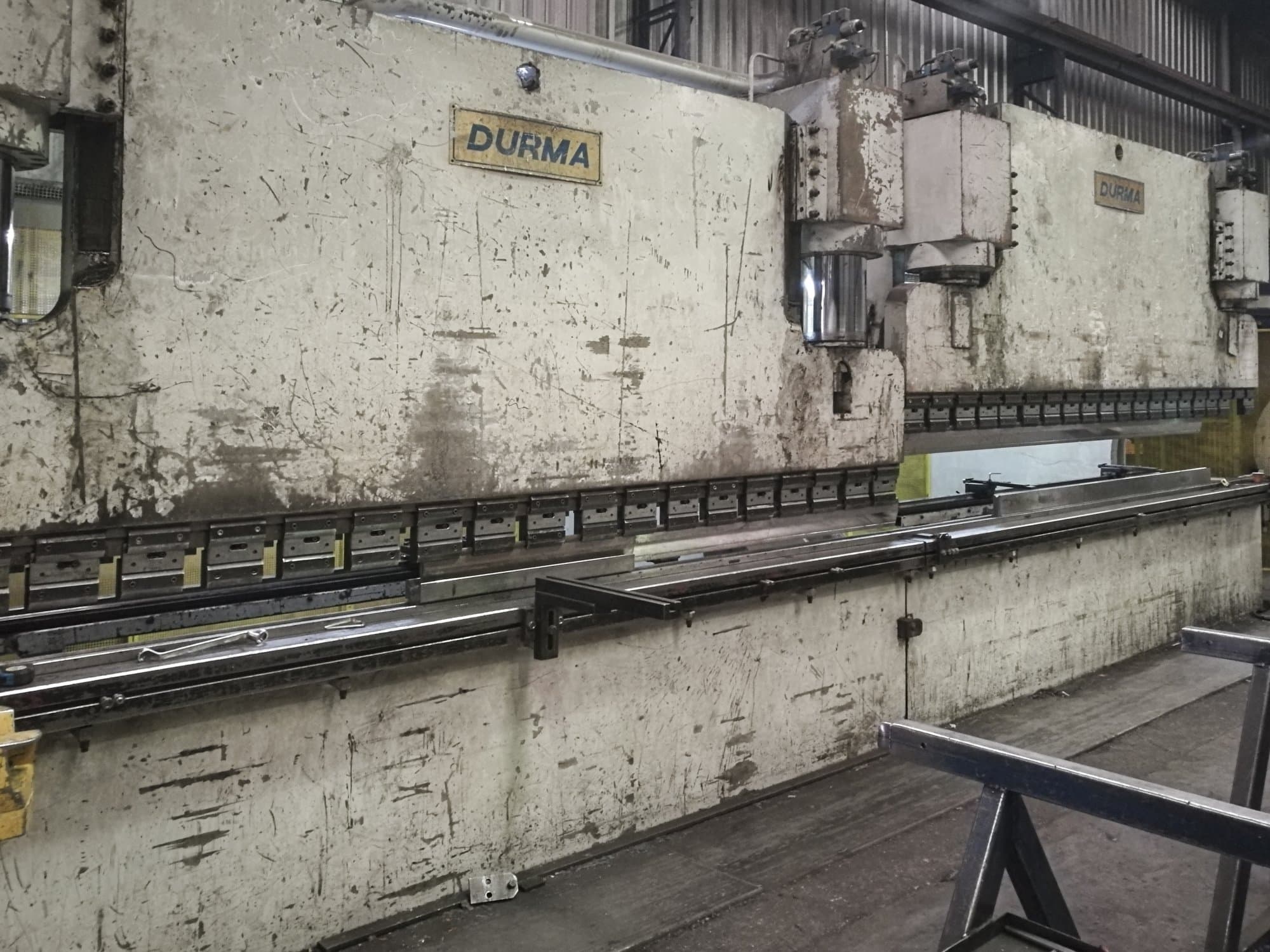 A Durma CNC T HAP 40400 gép bal oldali nézete