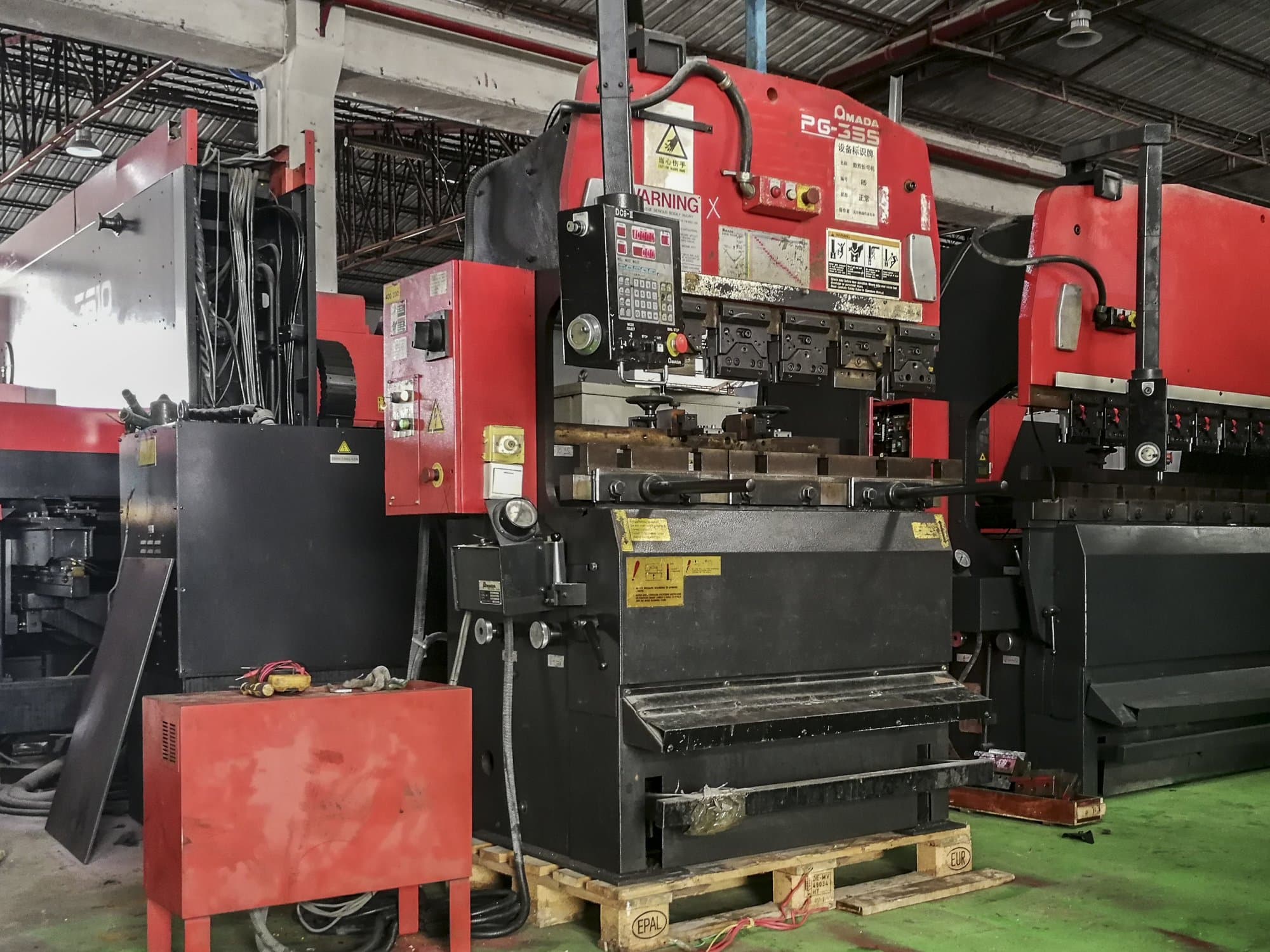 A AMADA RG-35S  gép bal oldali nézete