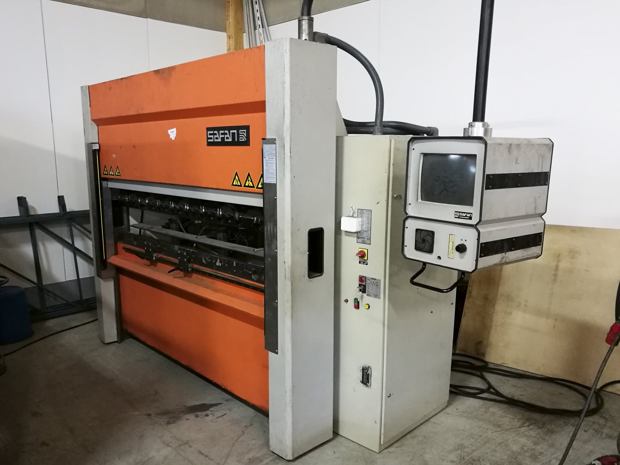 A Safan SMK-L 40-2550 TS1 gép jobb nézete