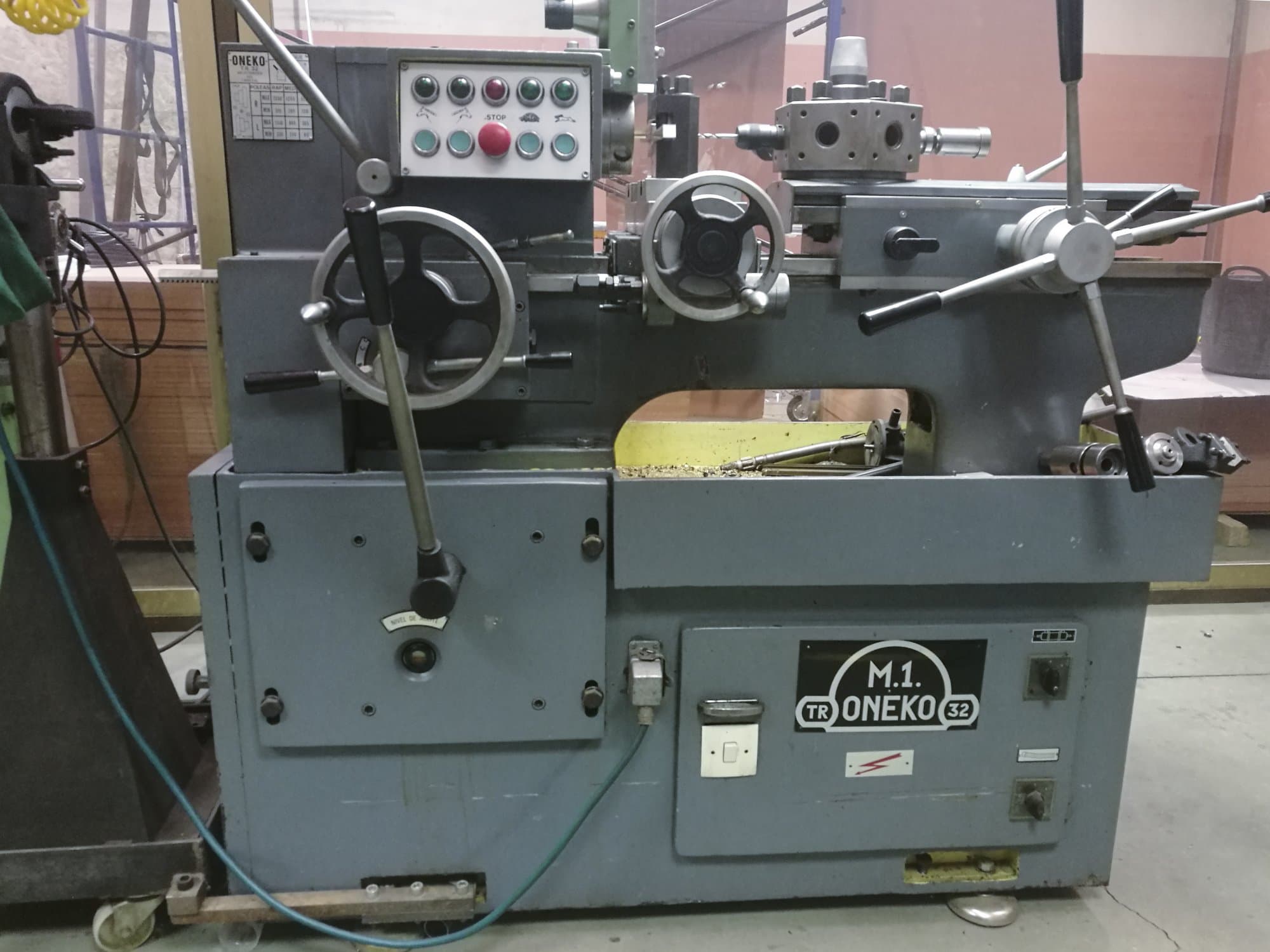 A ONEKO 32  gép elölnézete