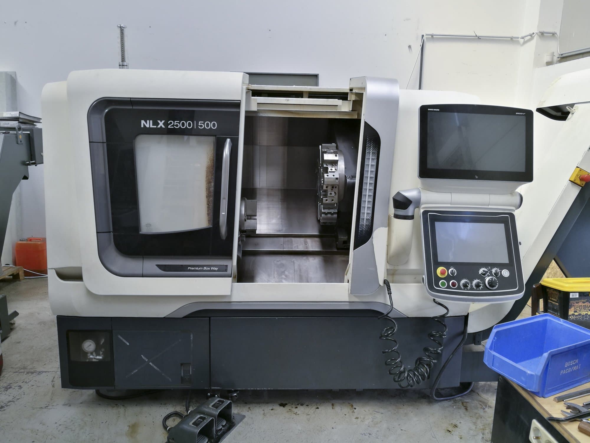 A DMG MORI NLX 2500/500  gép elölnézete