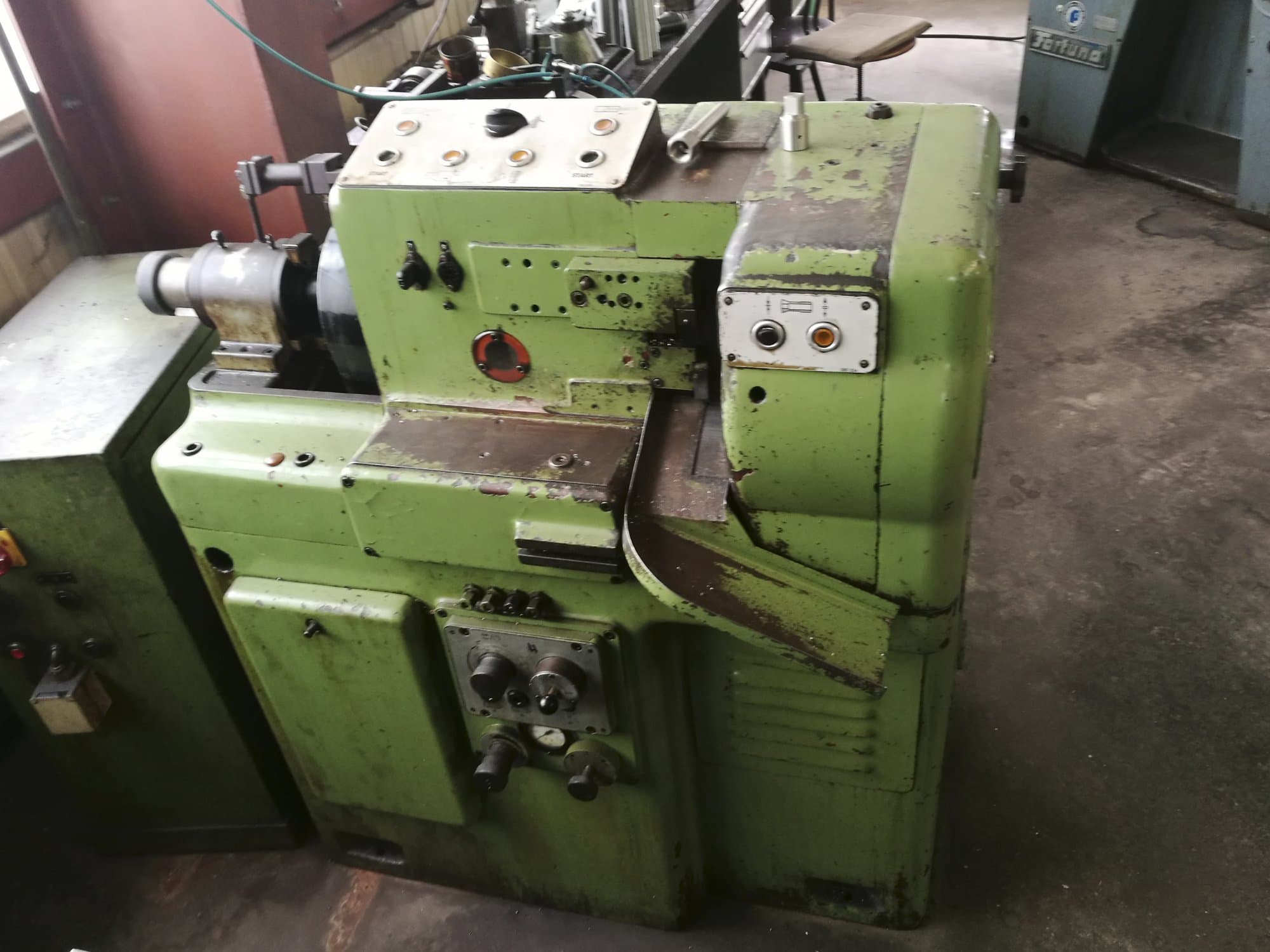 A Hahn+Kolb Tornomat 2-672  gép elölnézete