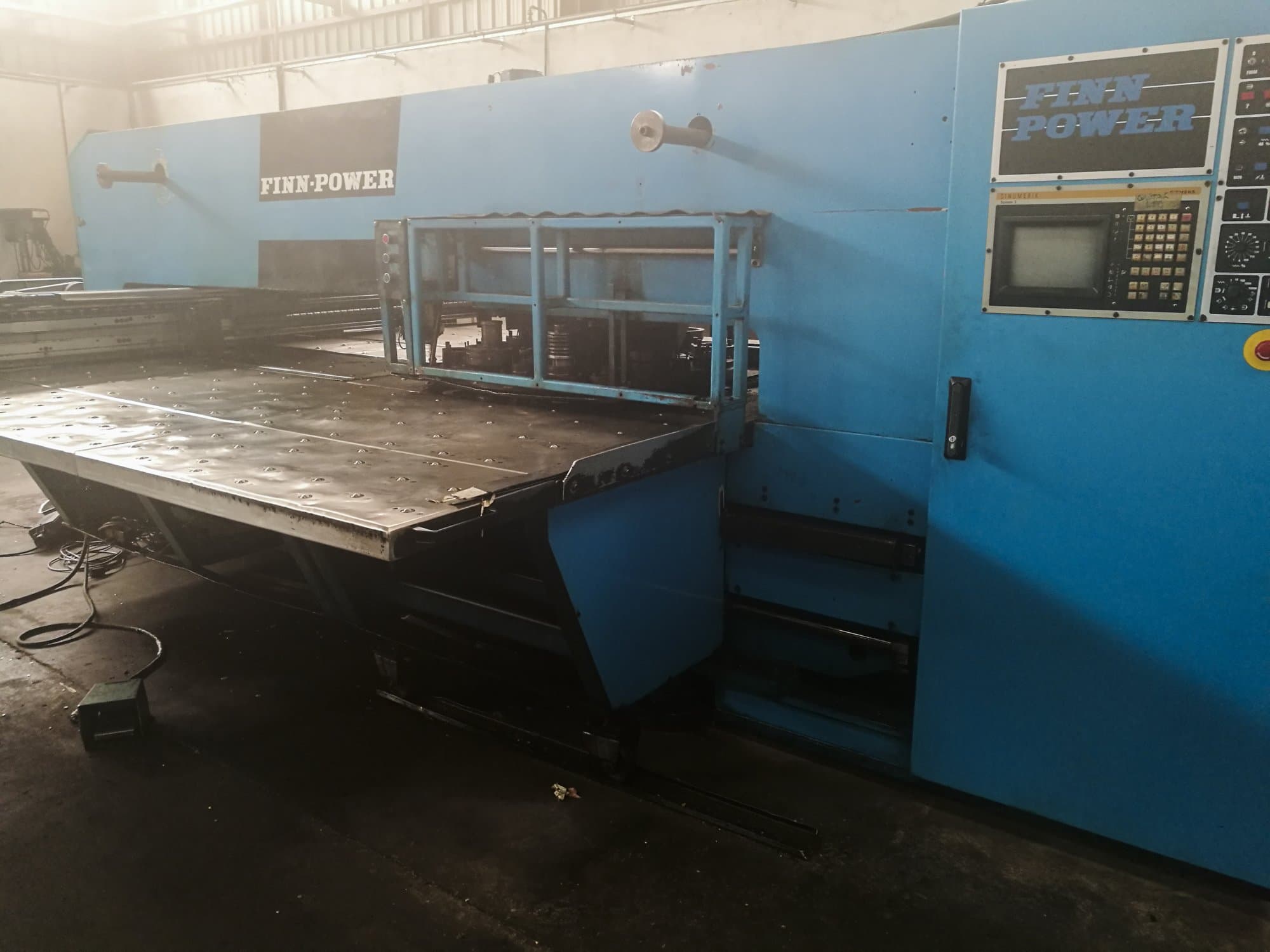 A Finn-Power TP 2520 IF2  gép jobb nézete