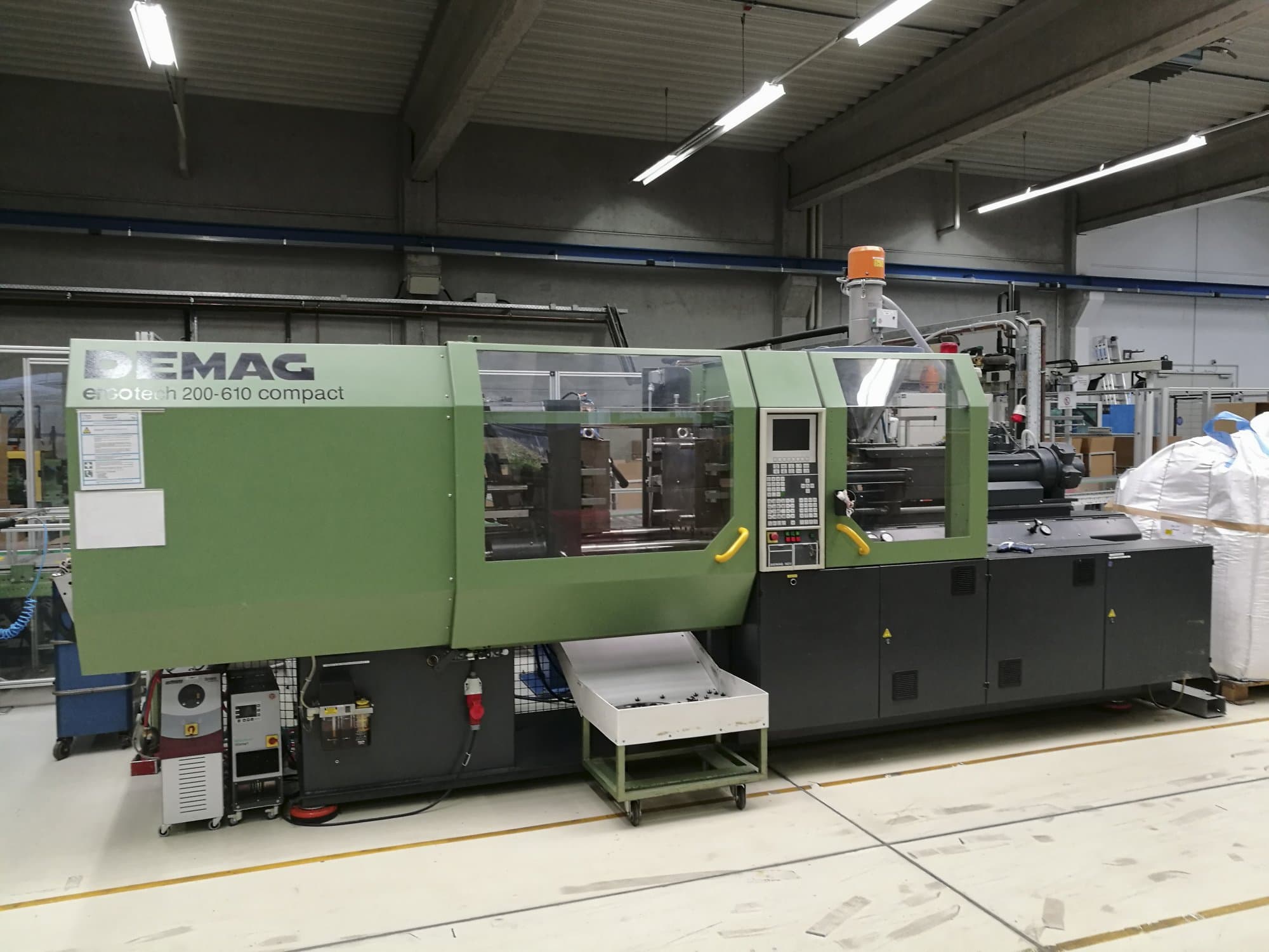 A DEMAG Ergotech 200-610 NC  gép bal oldali nézete