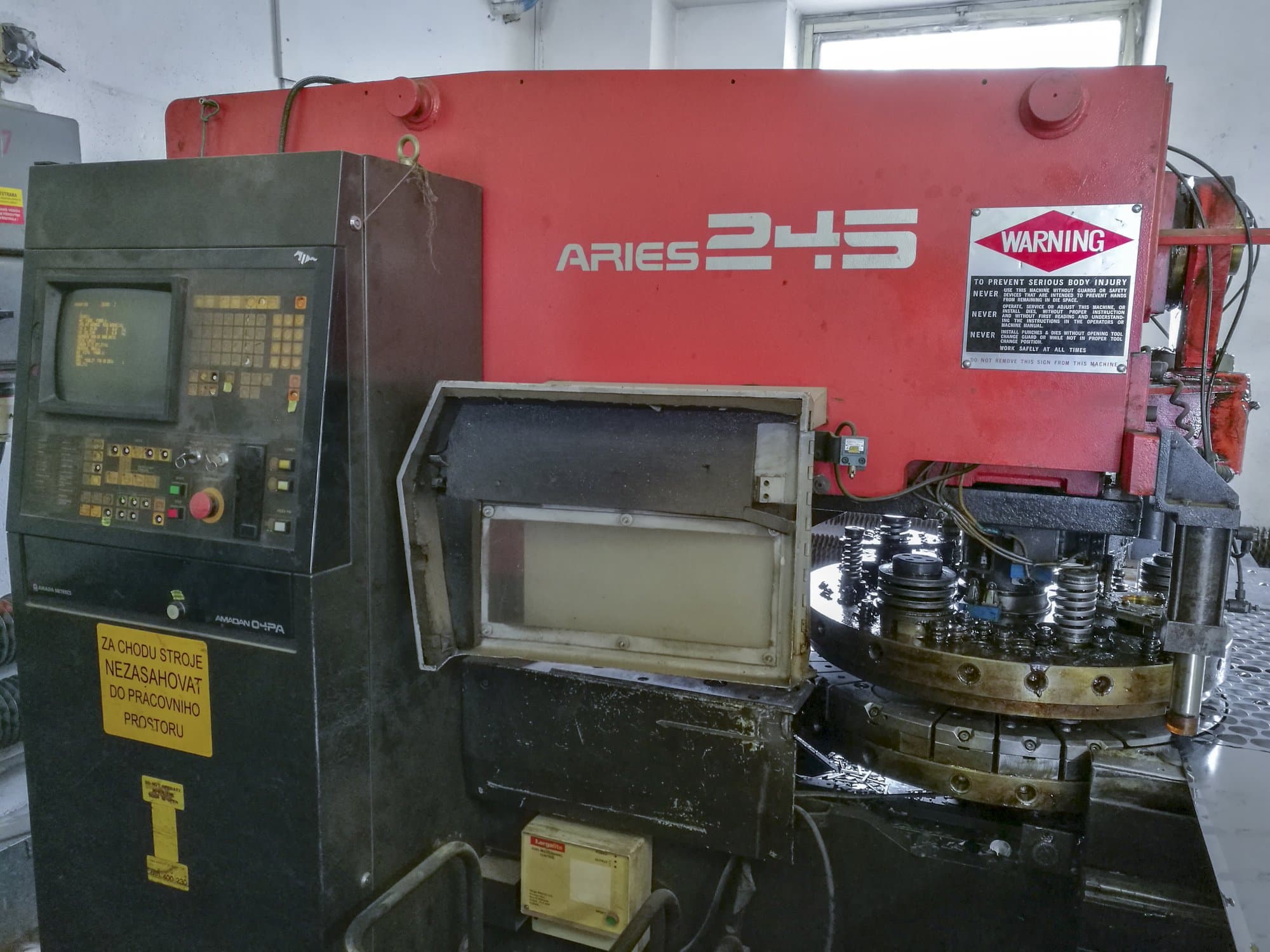 A AMADA ARIES 245  gép elölnézete