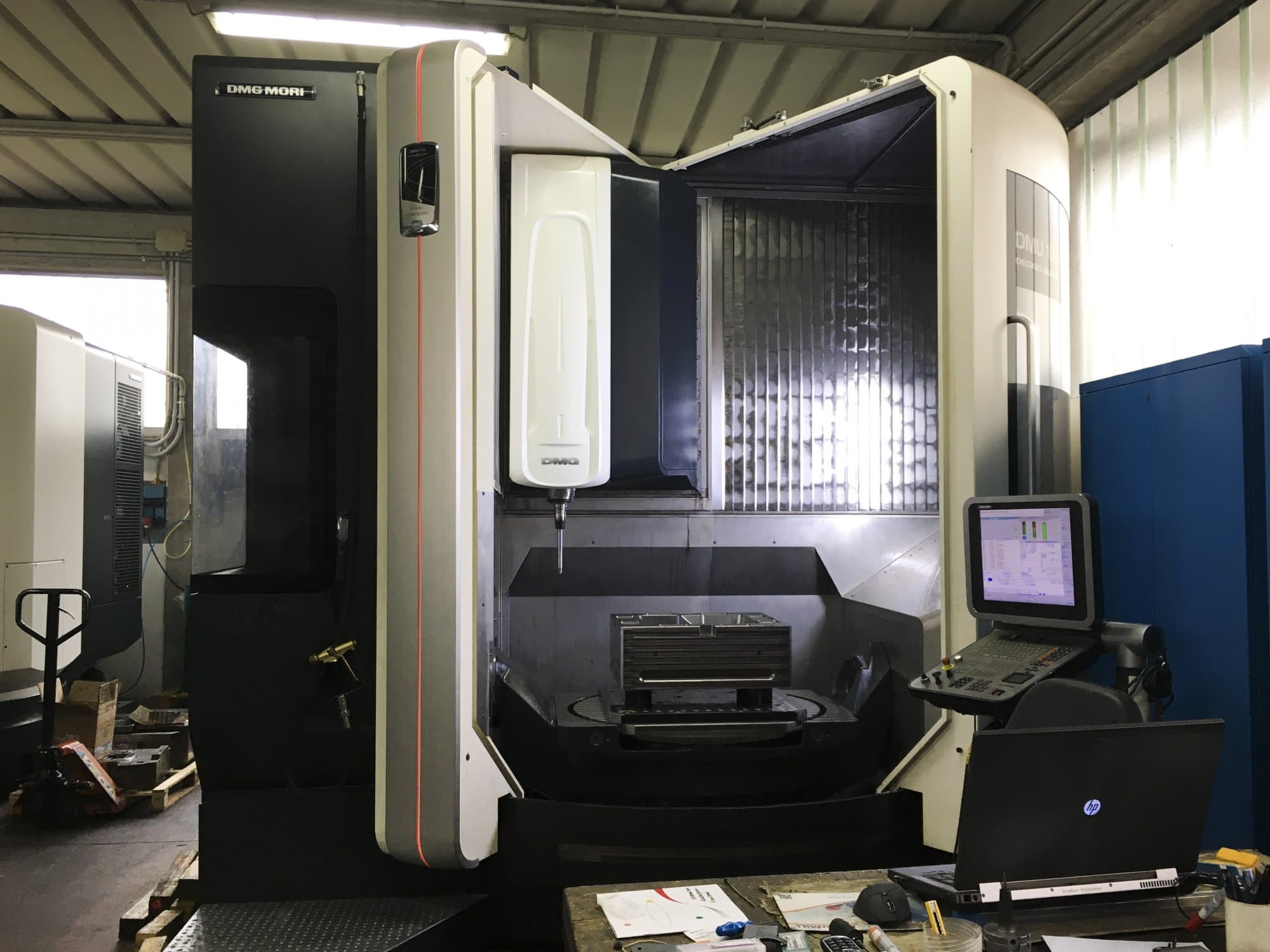 A DMG MORI DMU 105 monoBLOCK  gép elölnézete