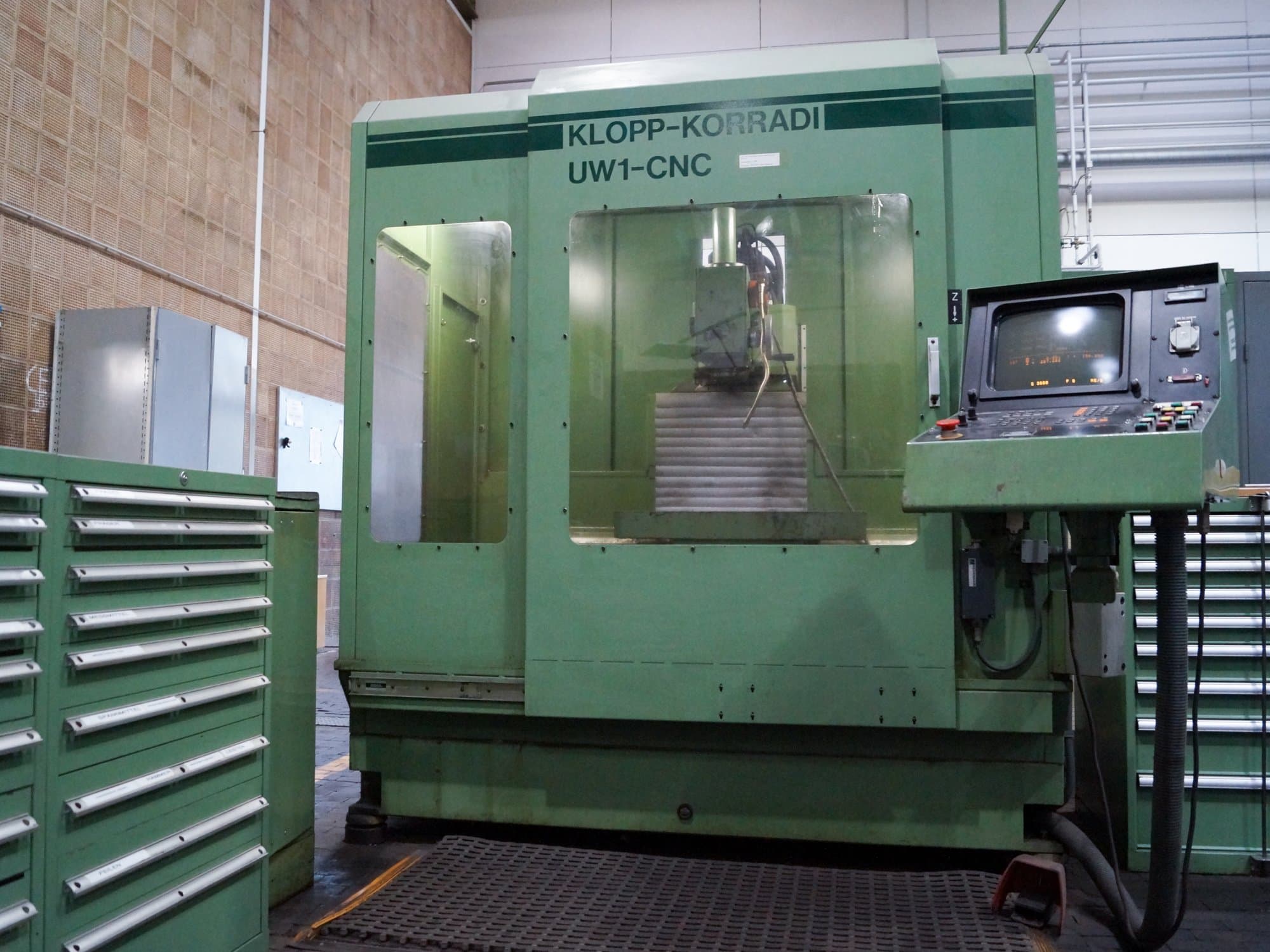 A KLOPP-KORRADI UW 1-CNC  gép elölnézete