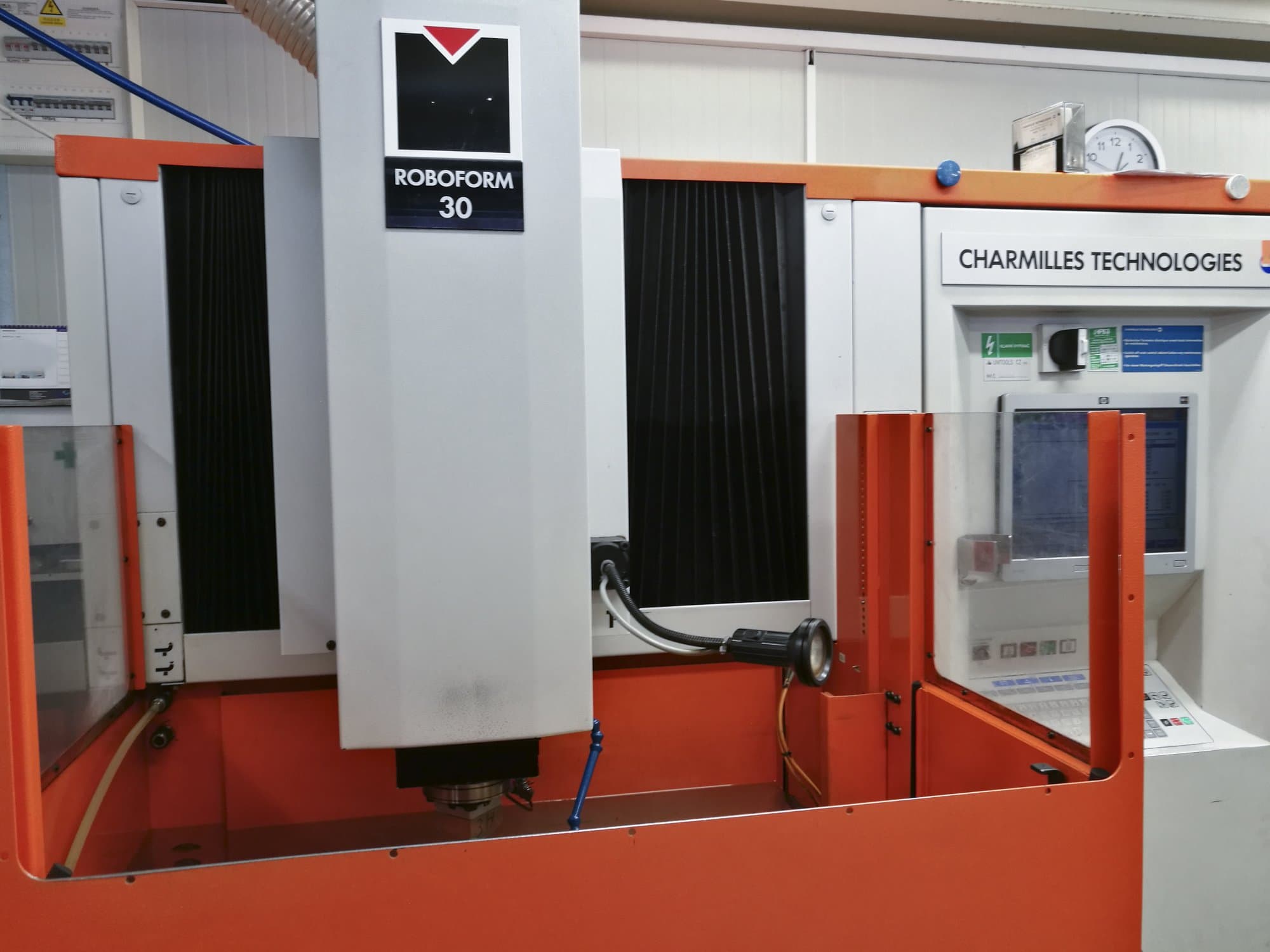 A CHARMILLES ROBOFORM 30  gép elölnézete