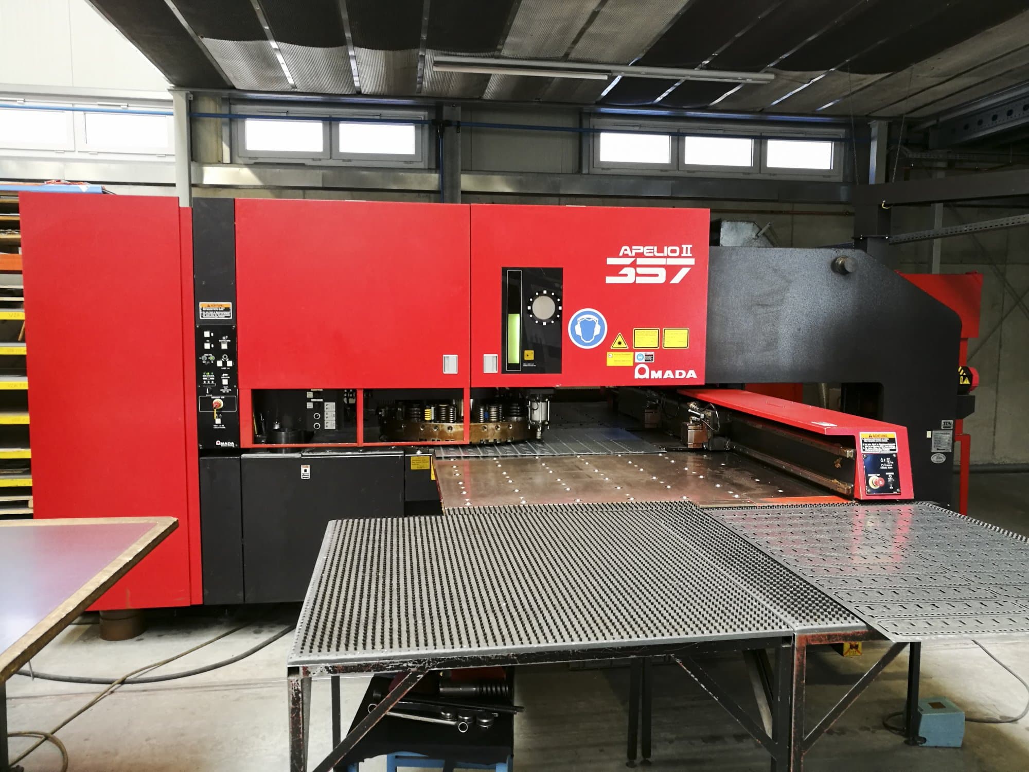 A AMADA APELIO II-357  gép elölnézete