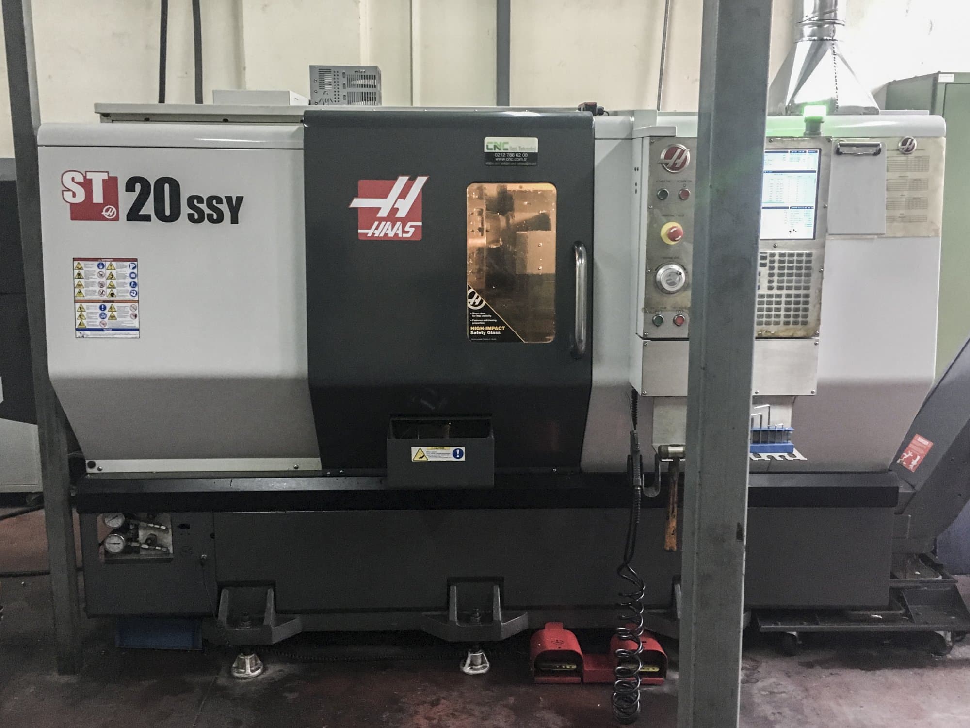 A HAAS ST-20SSY  gép elölnézete