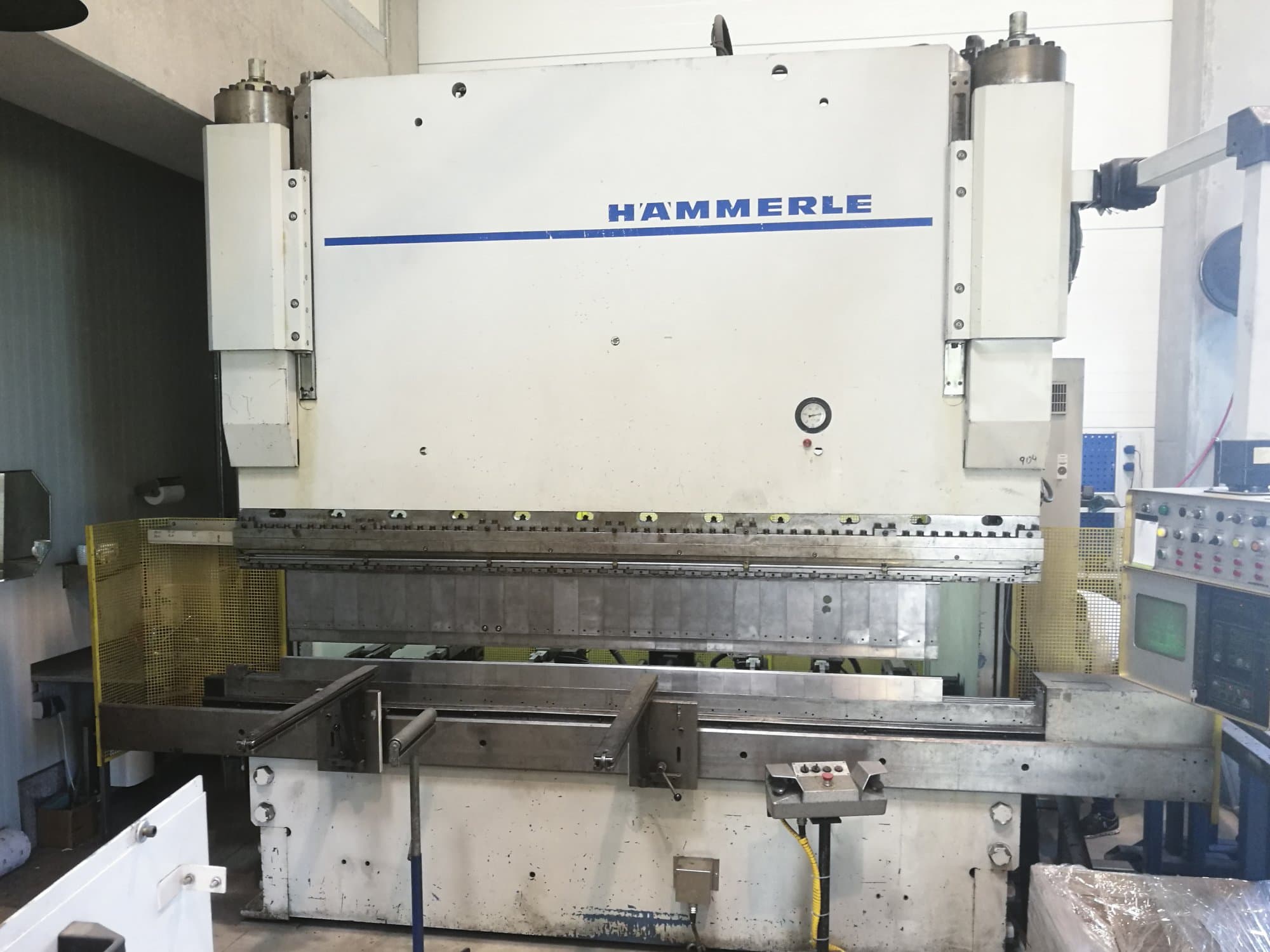 A HAEMMERLE AP200-3100 gép elölnézete