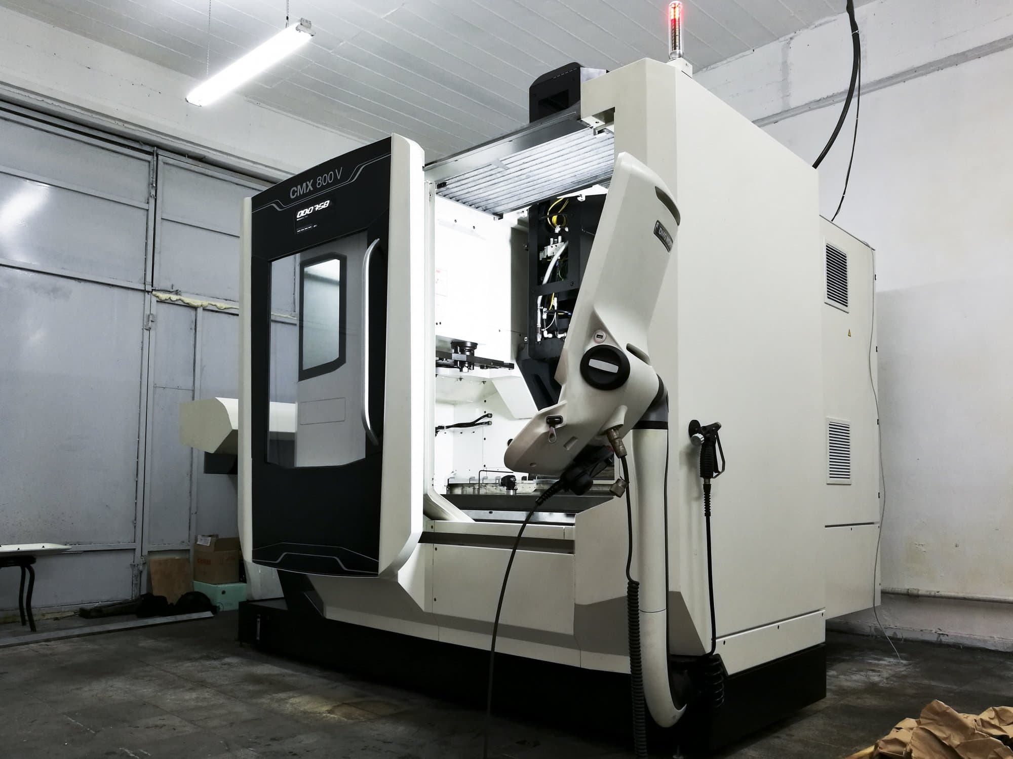 A DMG MORI CMX 800 V  gép jobb nézete